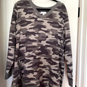 Denim and co camo , camo top plus pockets longer tunic length